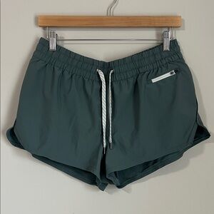 Vuori Clementine Athletic Running Shorts size large 2 inch
